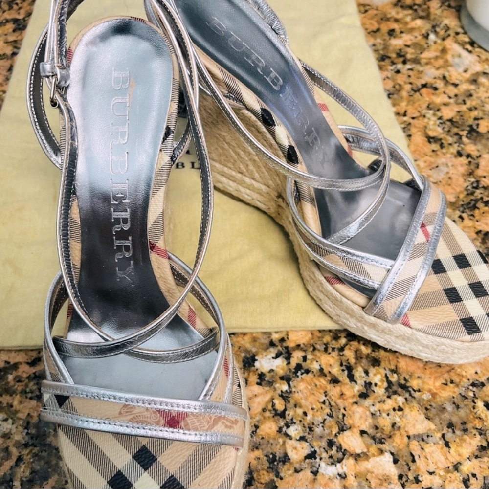 Burberry AUTHENTIC 🚨🚨Great condition, box included ♥️💯